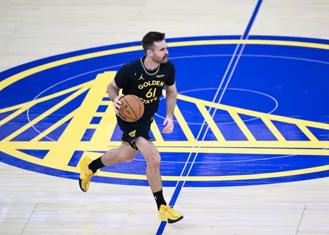 勇士演戏，公开送礼，一举多得，一方面，打压火箭，送湖前四，二方面，人员考察，是人