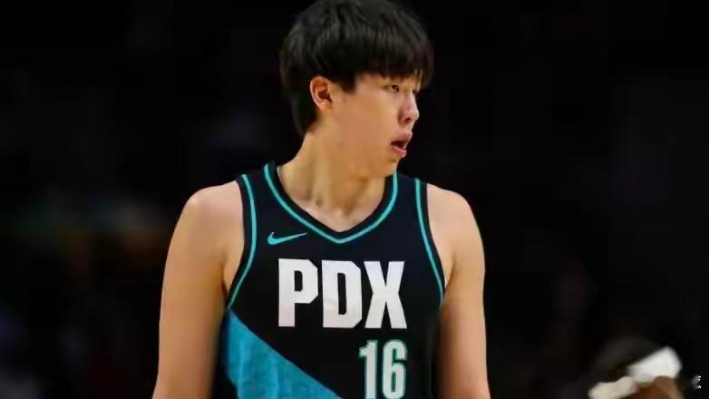 欢迎来到NBA，杨瀚森命中了自己常规赛生涯的第一记三分球，同时，全场得到8分4板