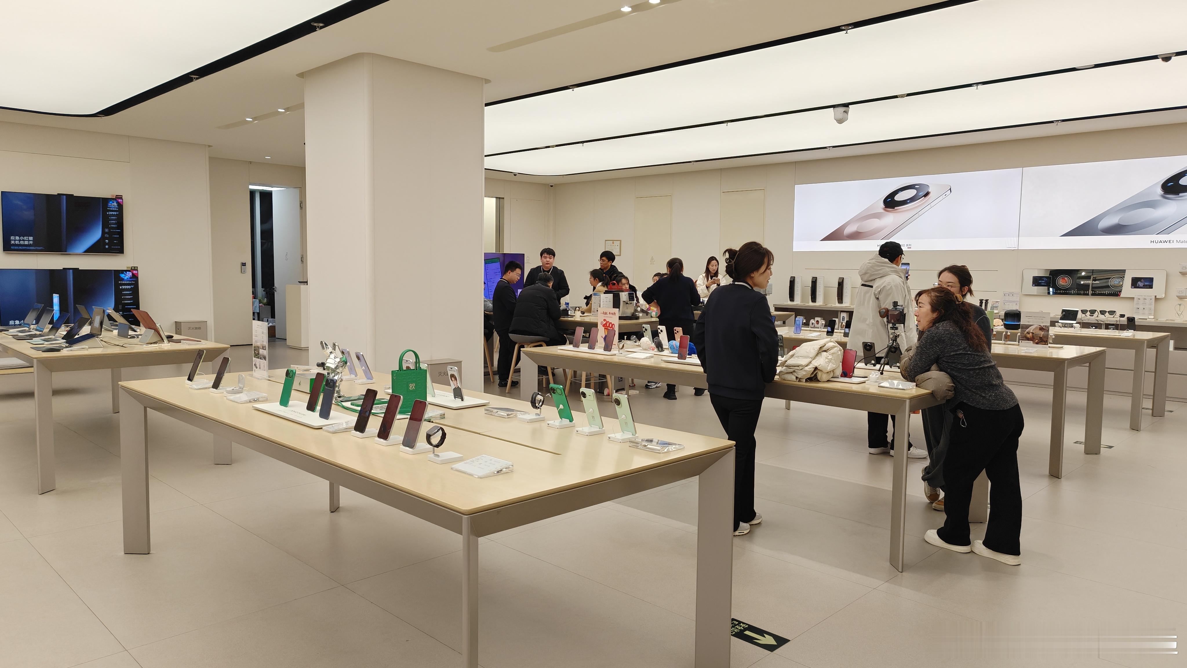 逛商场路过华为把手机和车子一起卖效率太高了大家来逛逛手机基本都会来车里坐坐还是我