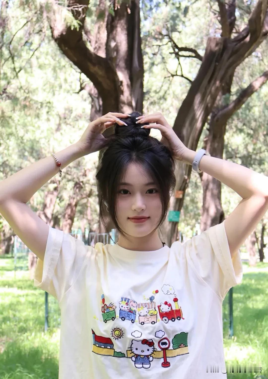 漫步绿荫，指尖轻触阳光，  
女孩笑容如花绽放。  
草坪上的野餐，树影间的遐想