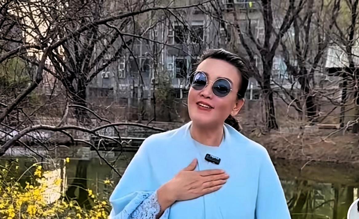 京城春日里, 兰姐拍视频了, 跟大伙说呢, 她现在不去台湾, 要在北京等着, 家