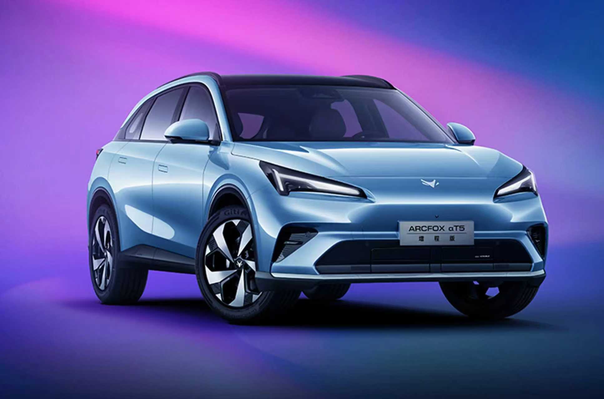 最近试了极狐阿尔法T5，家庭用着是真省心。城区开靠它的NOA，红绿灯能自动识别，