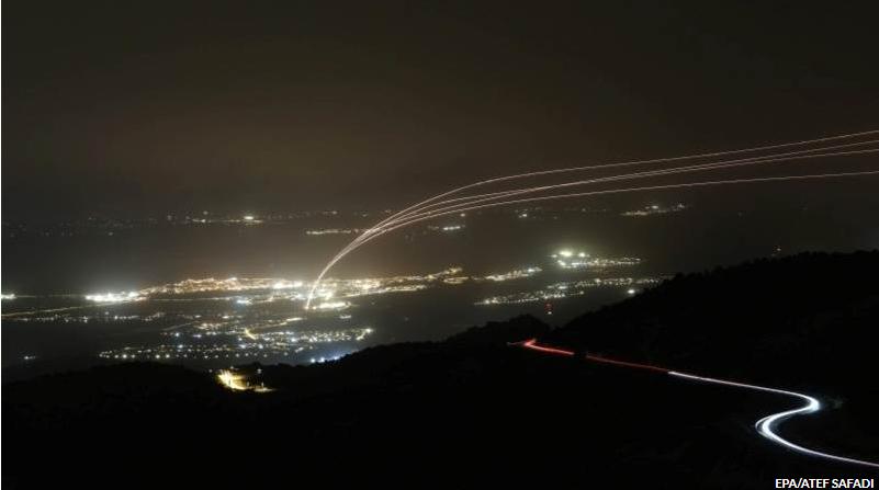 据Semafor网站15日援引匿名美国官员消息报道，以色列已通知美方，其弹道导弹