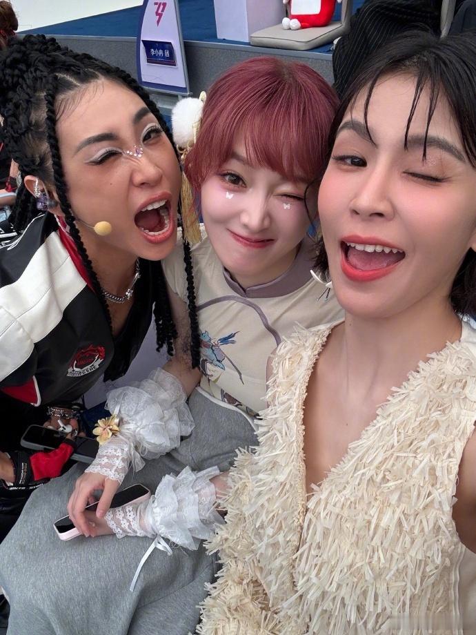 曾沛慈合照有好多黄灿灿曾沛慈一条plog告别四月 真心被这组合照美到，一片黄灿灿