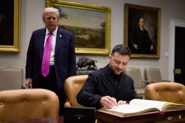 特朗普竟站在了俄罗斯这边，全程都在骂人，白宫争执再现。

据《金融时报》报道，上