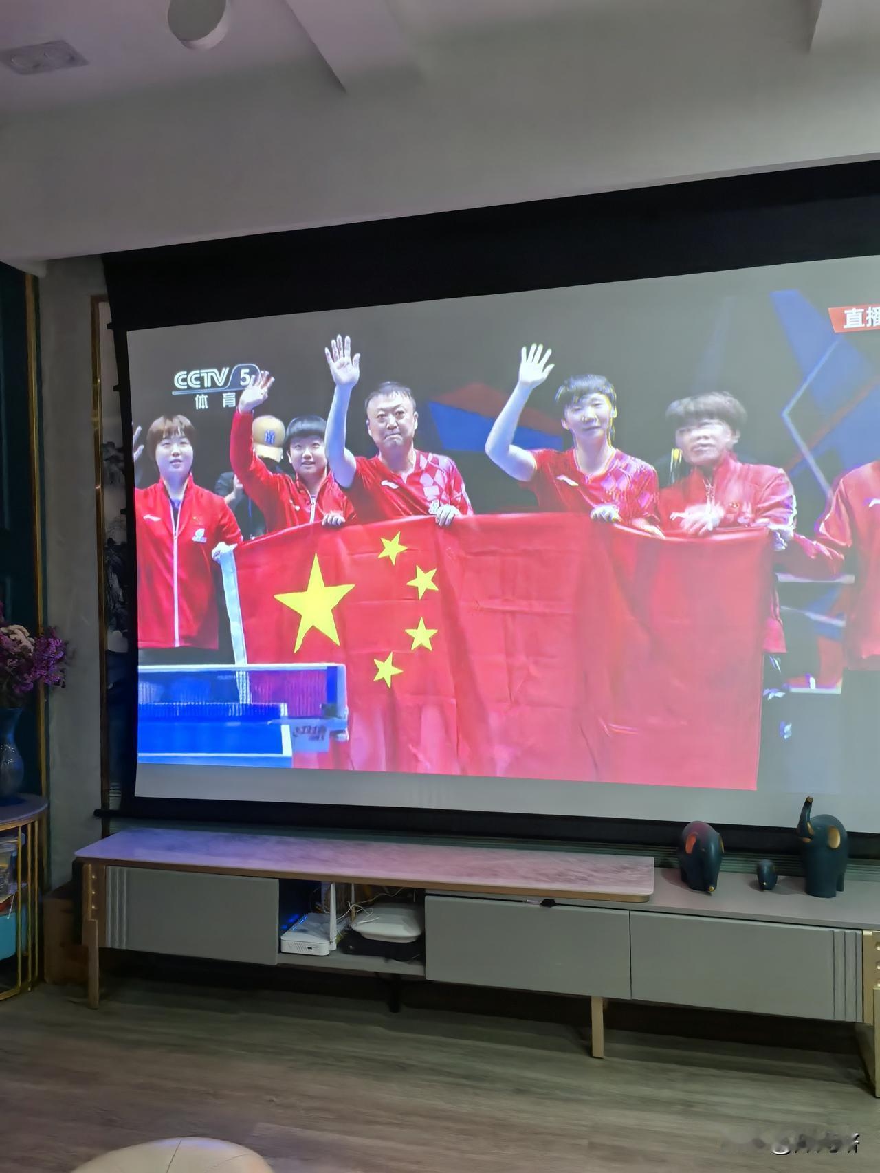 中国战胜日本
在2026年世乒赛上，中国队以3：2战胜日本，获得女团冠军。