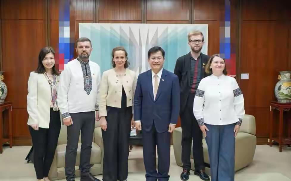 一方面寄希望中国在解决俄乌冲突中发挥作用有求于中国，另一方面不断挑战我们底线，在