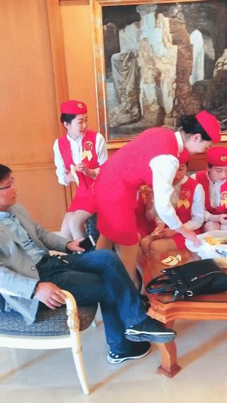 现在的高铁女乘务员，她们的穿着打扮看起来简直是和飞机上的空姐一模一样？高铁上的美