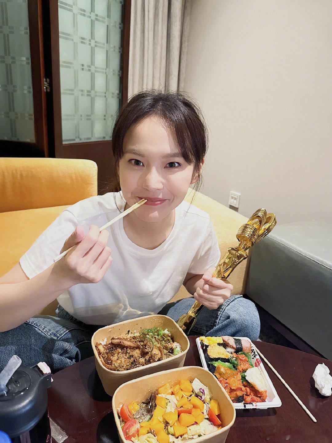 #张佳宁礼服配运动鞋#这一生真的把姐姐优雅和质朴的气质淋漓尽致的展现了出来，果然