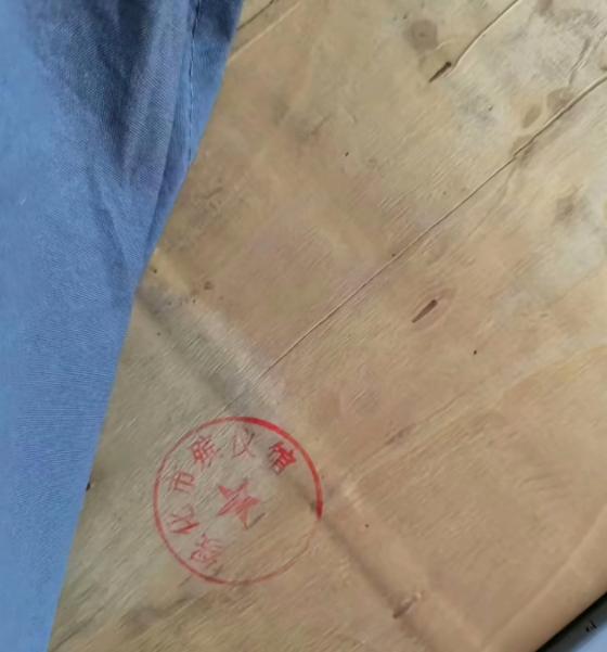 “放死人的床，拿给学生睡？”黑龙江绥化一学校新生报到日，一名学生在整理床铺时意外