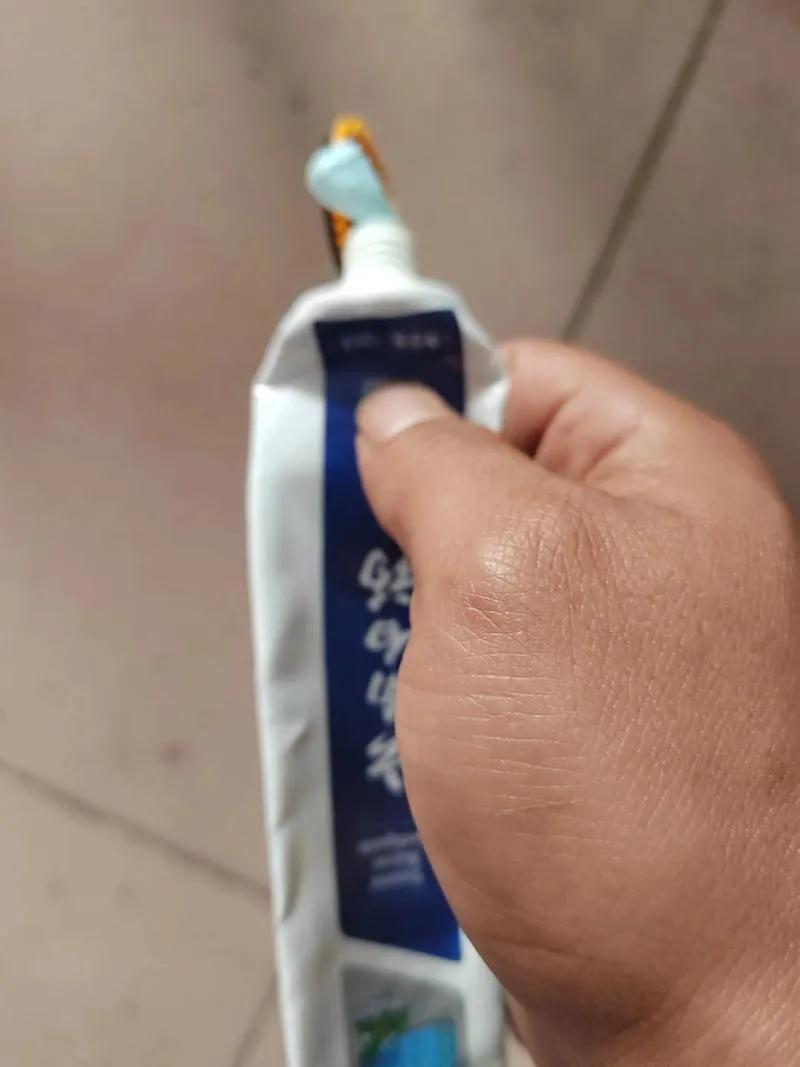 ◆挤牙膏

作者: 黄永强

快用完的时候
挤得最用力

得到最后一点
总觉得比