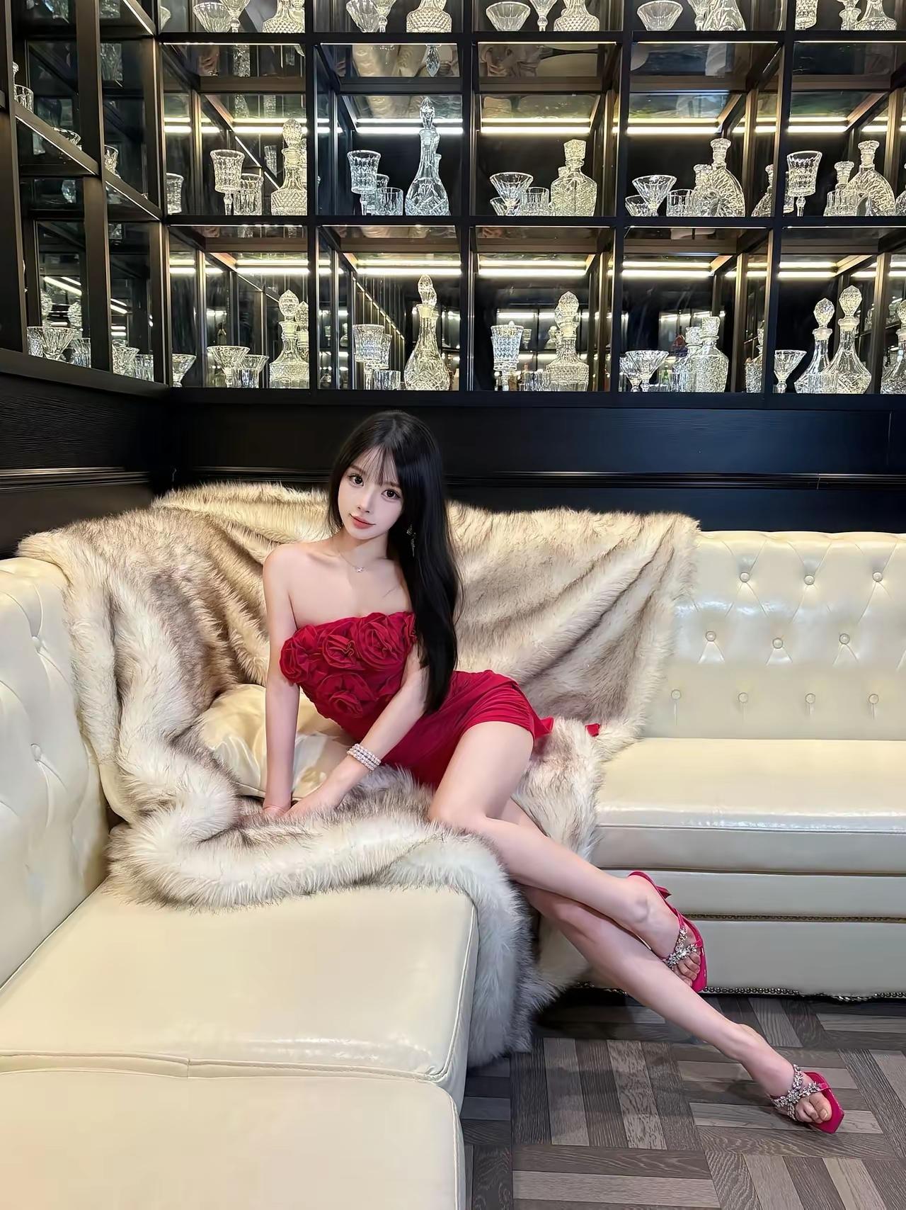 优雅红裙与奢华环境的完美融合，尽显时尚魅力！