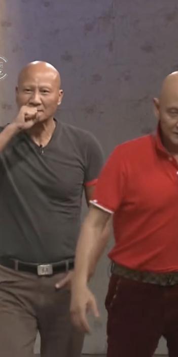 他17岁那年，“金牌反派明星”计春华用铝锅为自己自己煎中药，麻烦了，他的头发、眉