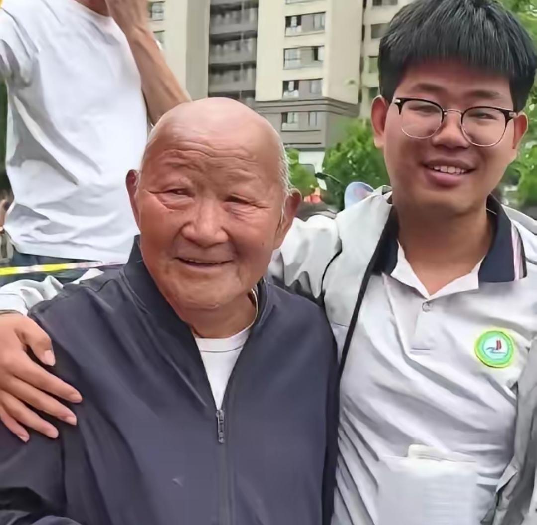 山东菏泽，77岁爷爷陪孙子高考，考完后，少年走出考场，一把搂住白发爷爷！谁料，接