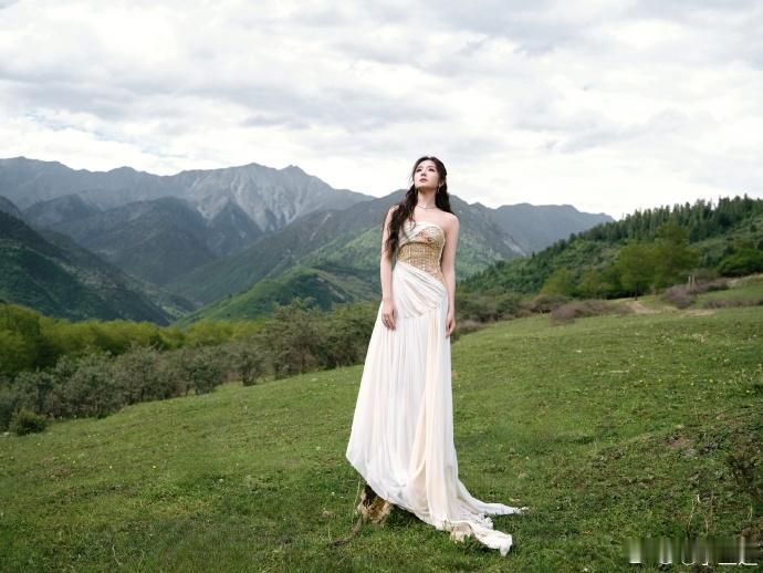 李兰迪连风也偏爱的美貌李兰迪白裙精灵 这才是山野之间的白裙精灵了吧，李兰迪连风也