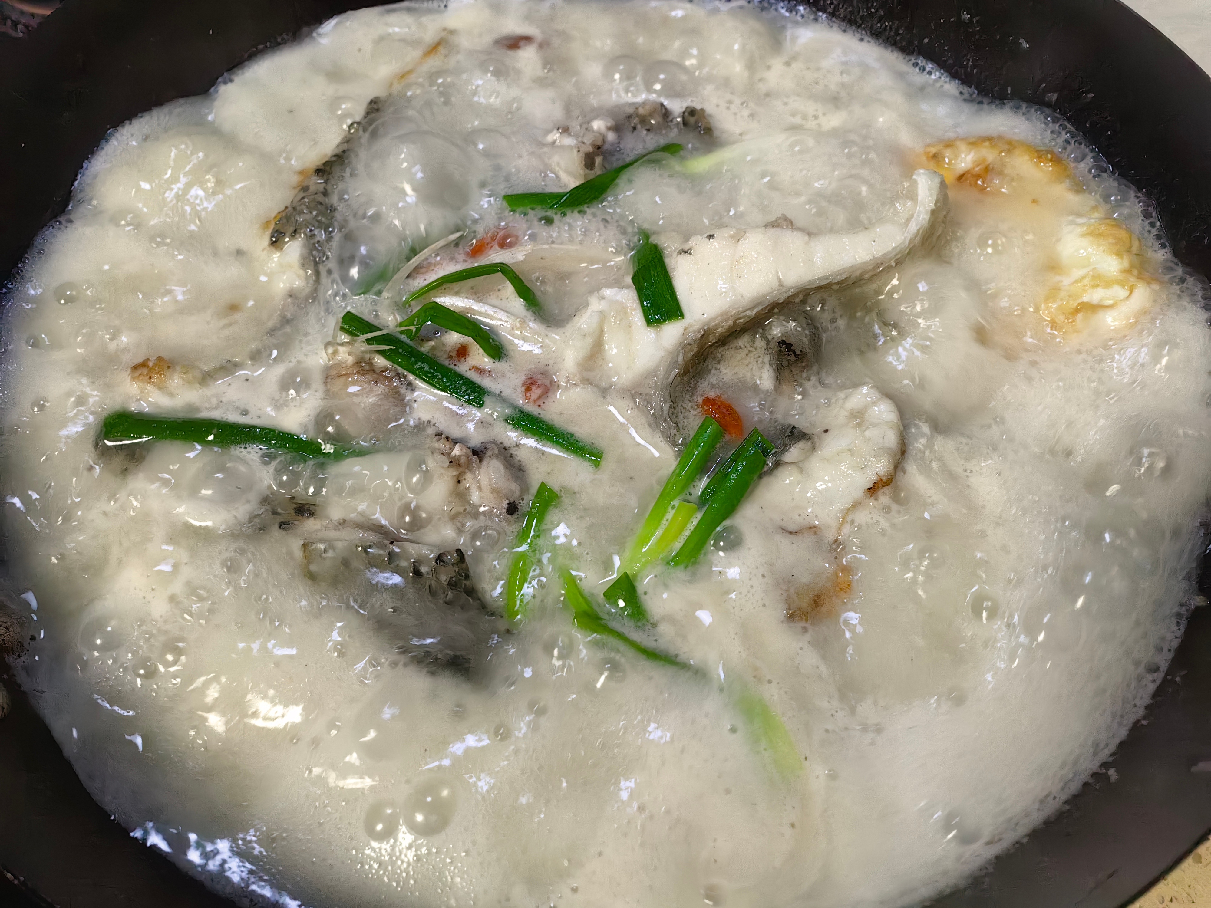 每日一餐分享炖大鱼汤。 