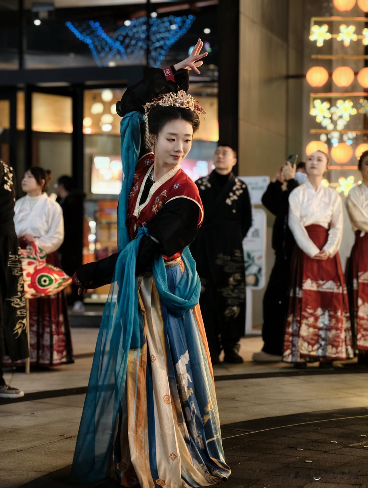 如果重庆元旦节你没来重庆弹子石老街看《一夜鱼龙舞》限定巡游，你真的是亏大了，因为