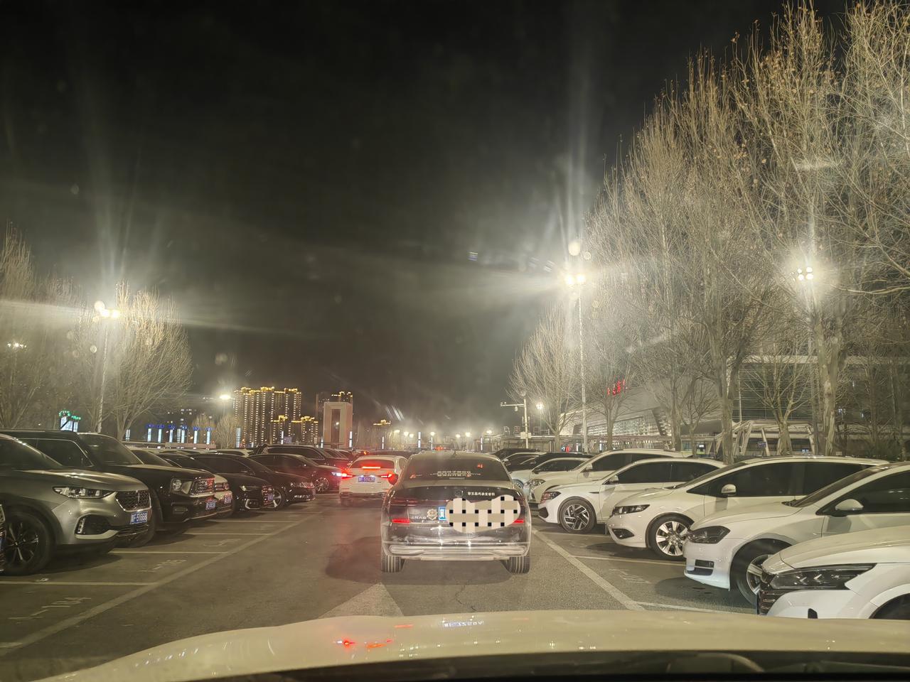 保定高铁站，晚上车停的怎么这么乱，停车场外面乱停，四车道剩下一车道，停车场里面也