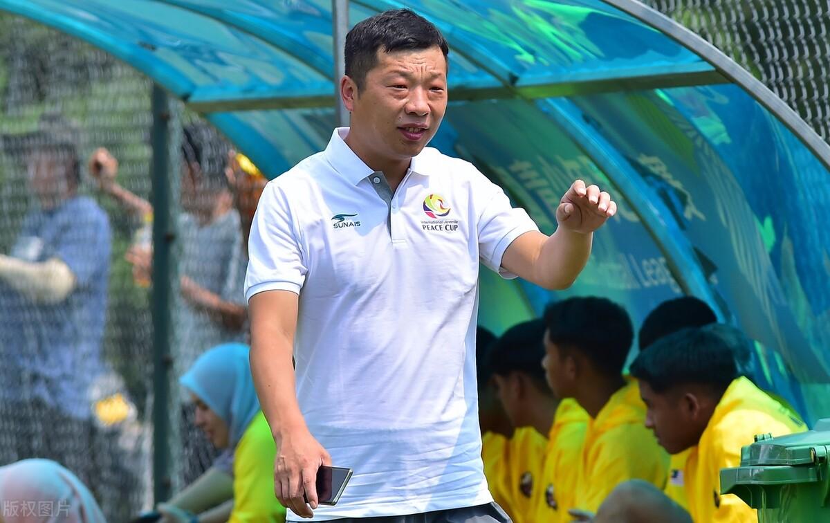 大连万达名宿王鹏观战和平杯决赛，身材不错，来踢村超么？[捂脸][捂脸]进球肯定不