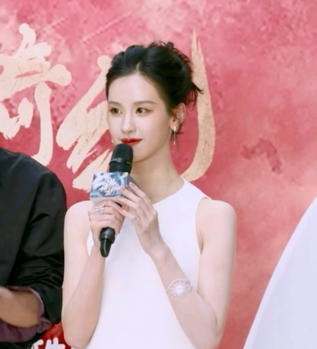 这个衣言万年萌的哟…嘟儿在念二创的台词：“若有来生，我只做你一个人的姐姐。”小鞠