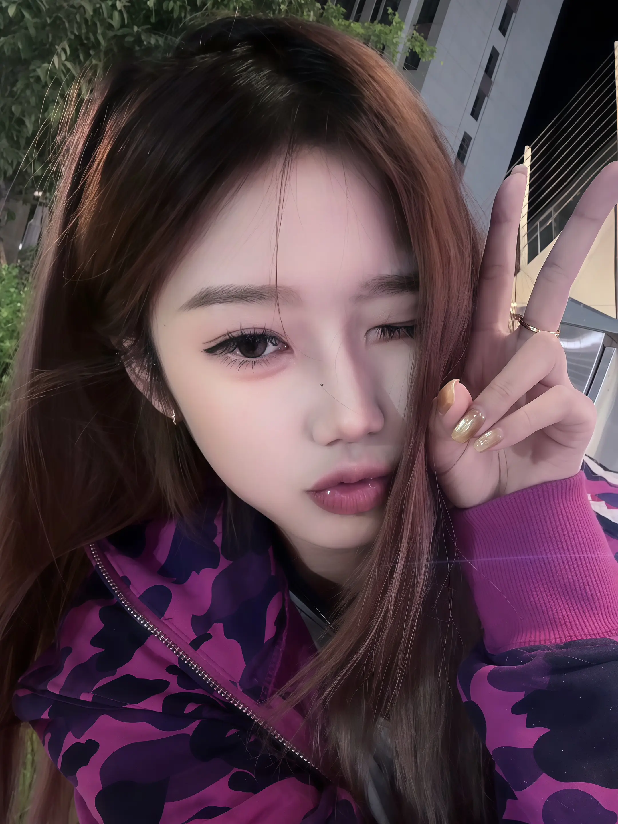 有时候 睁一只眼 闭一只眼 就当wink了