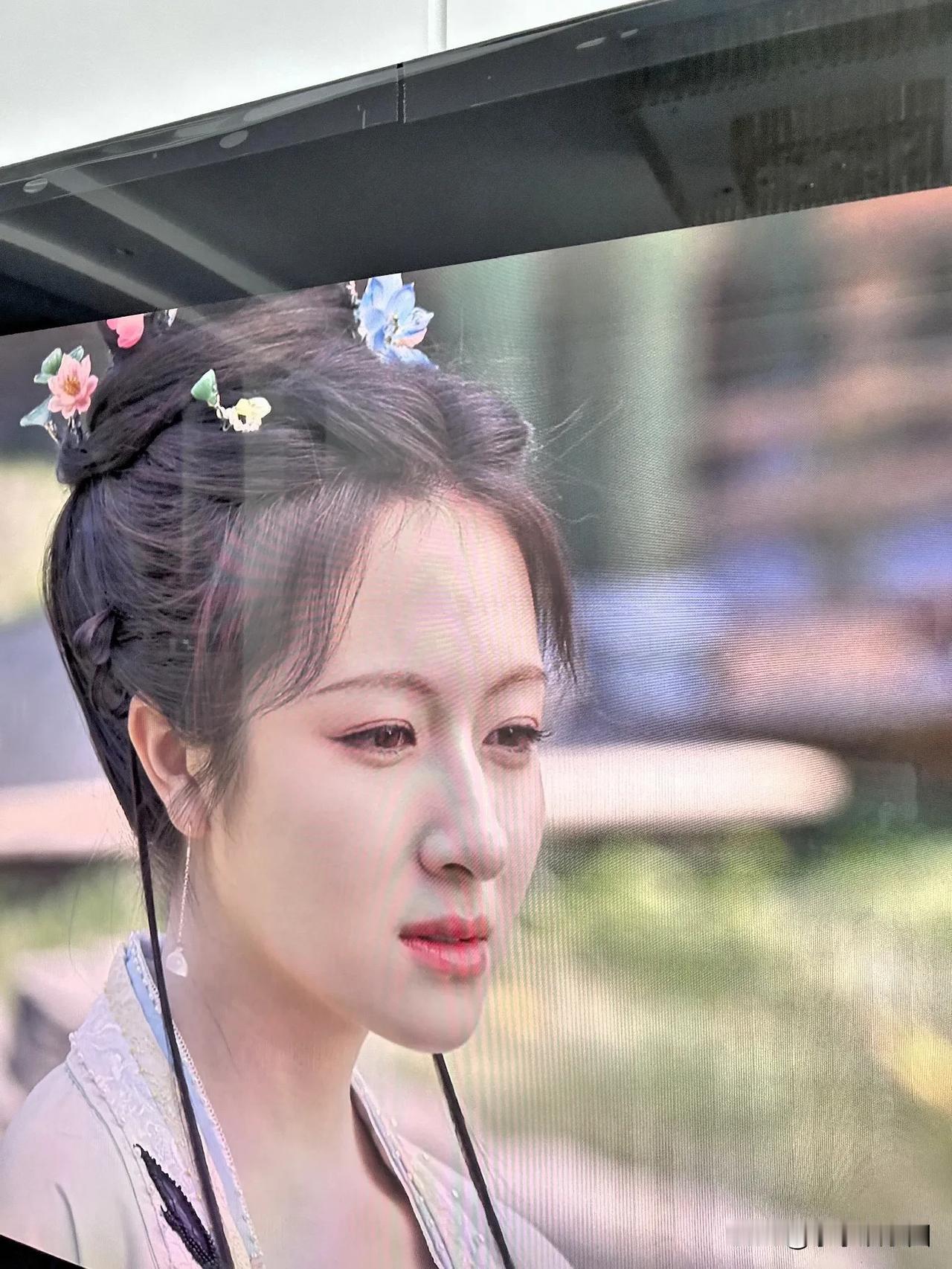 她两完全没有cp感！这剧里女主写的太开放了，动不动就亲男主！每次看到这两人单独戏
