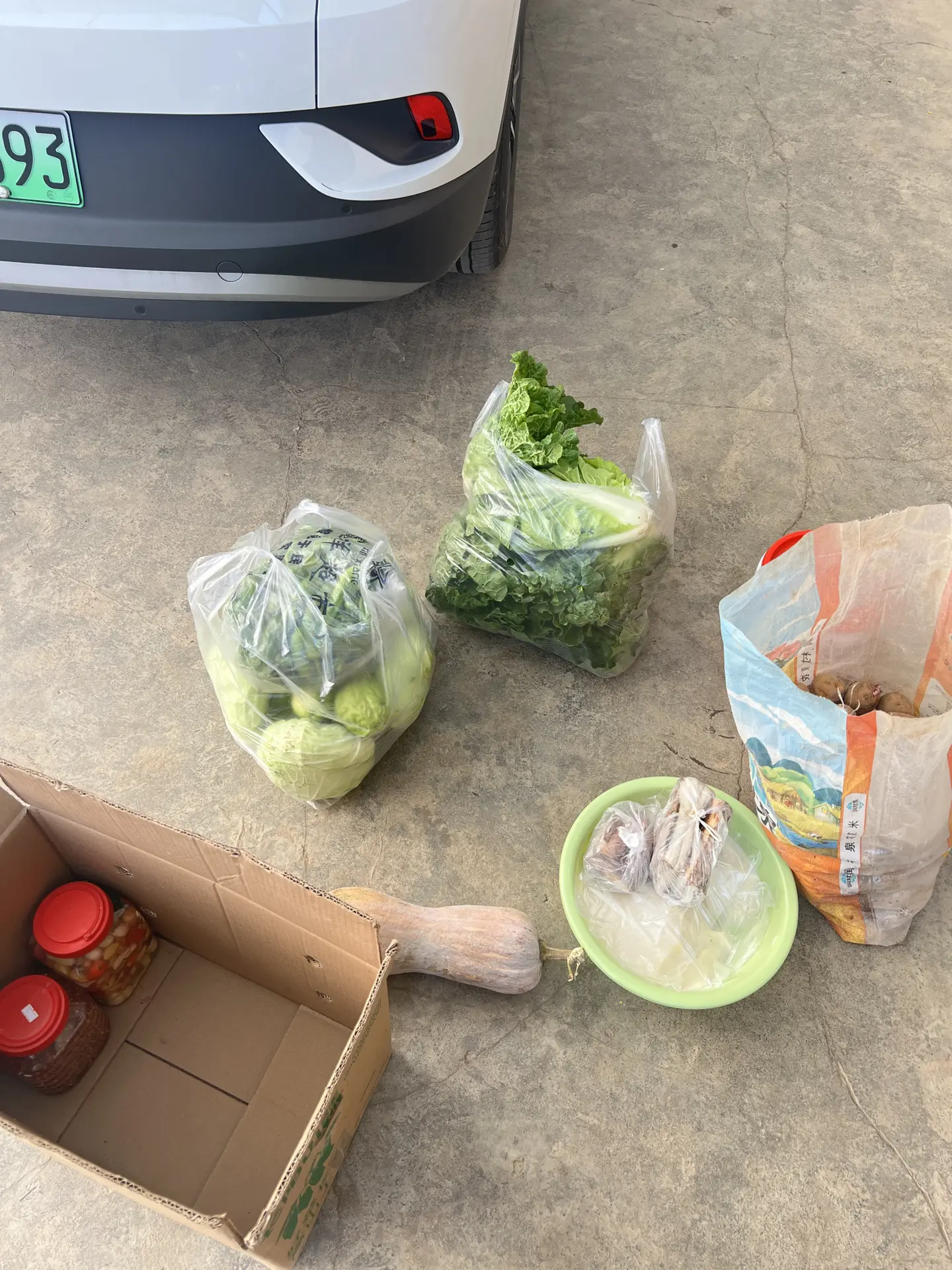 每次回老家，后备箱总是满满的。