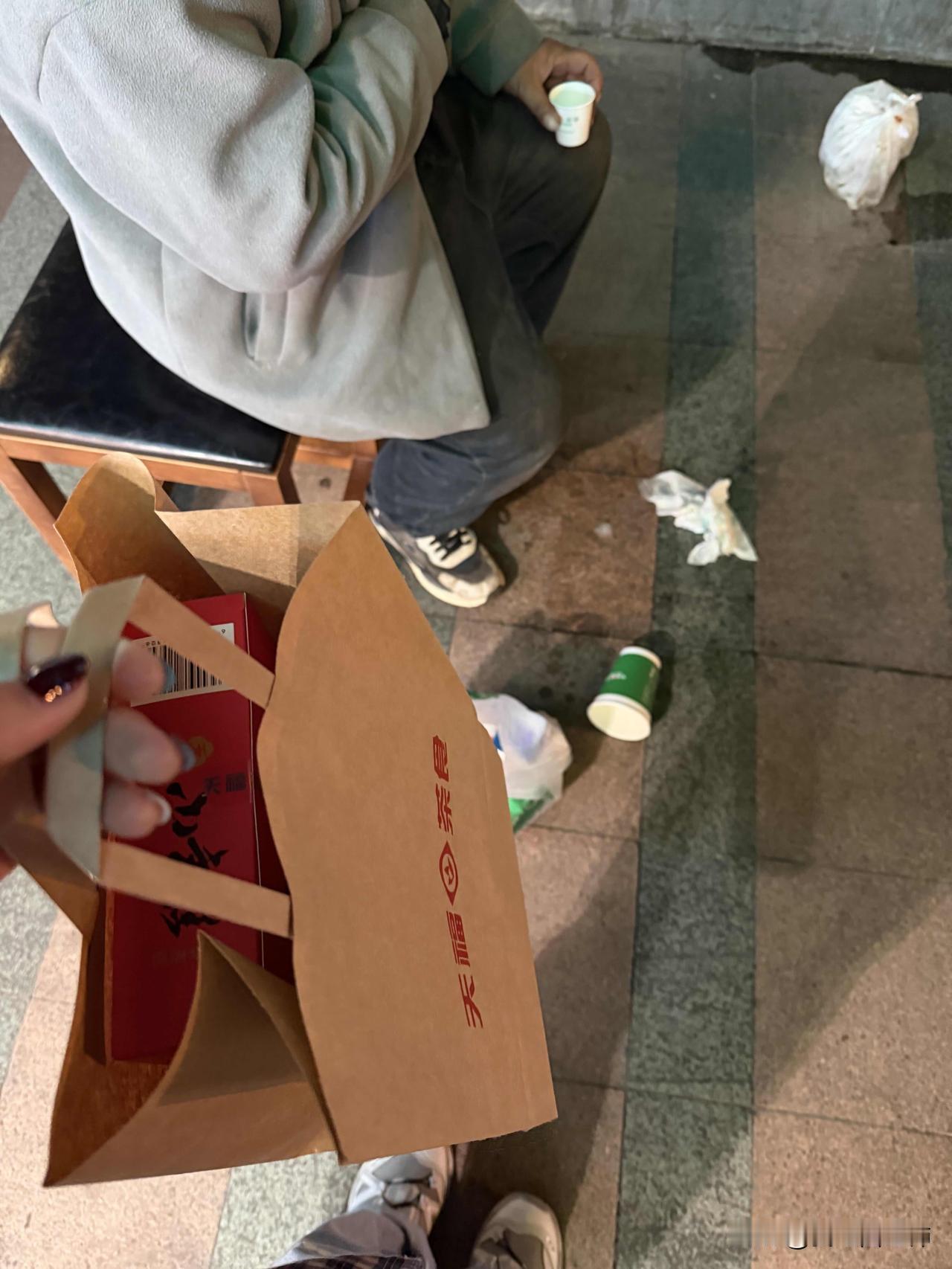 我没有做冷漠的人，扶起了摔倒的路人（是骗子
我没有做冷漠的人，扶起了摔倒的路人。