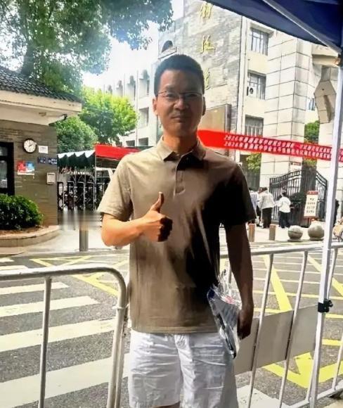 武汉一位高中数学老师，连续四年报名高考，今年估分138，最绝的是，凡是分数高过他