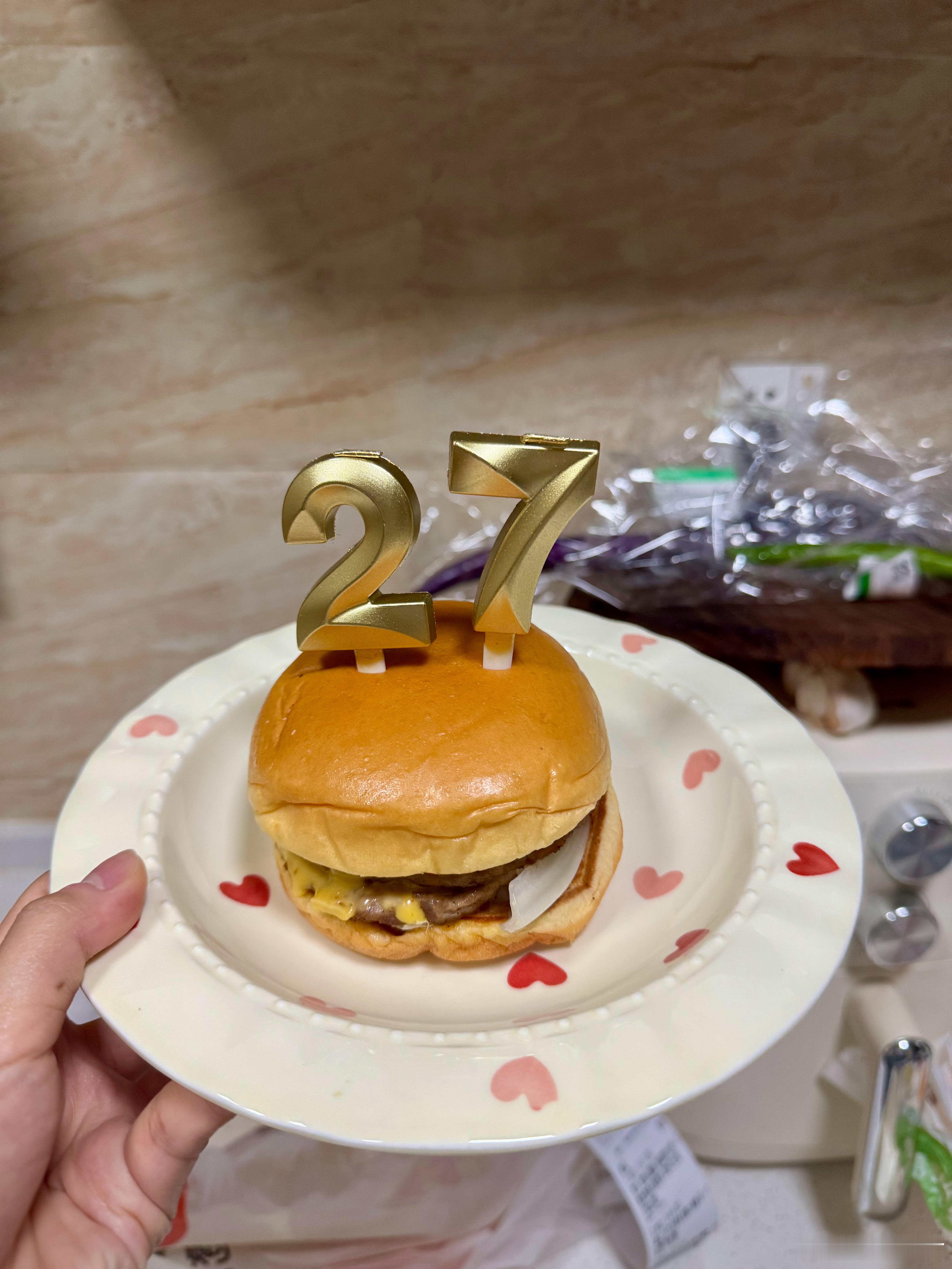 极简版“生日蛋糕”，买俩蜡烛插上就可以许愿了🤓，常规的奶油蛋糕是真吃不了多少。