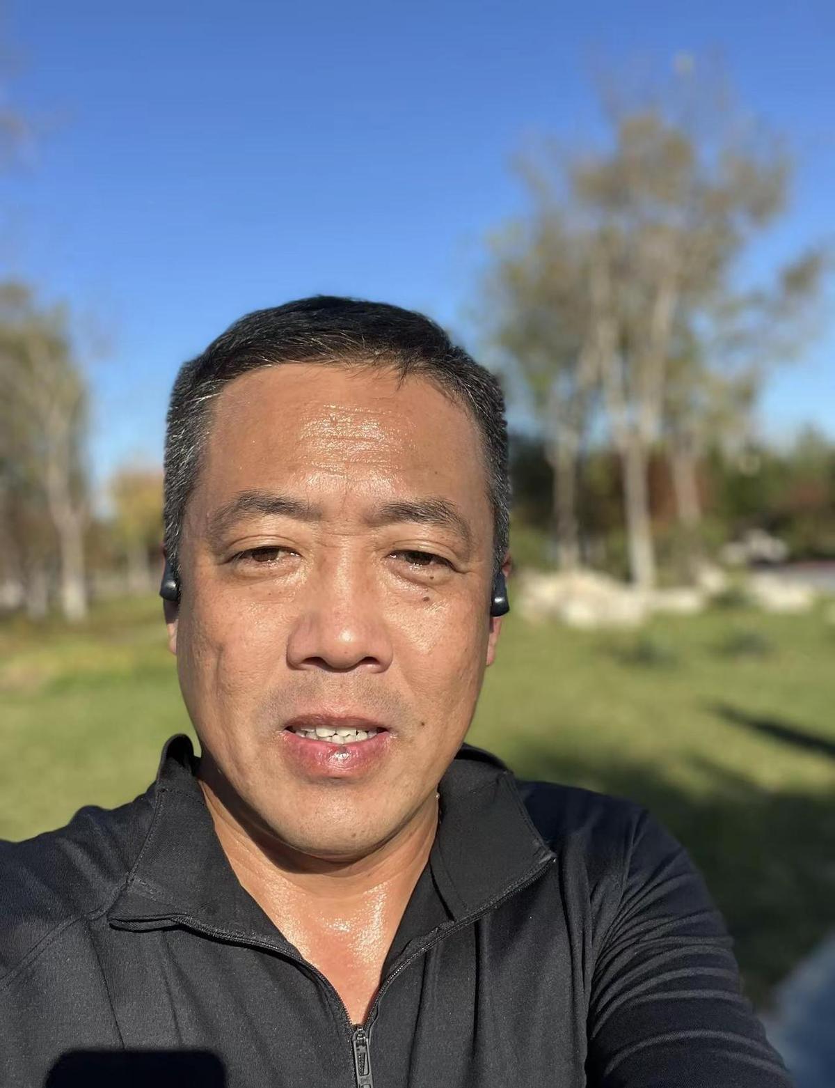 别再拿加班当勋章了。
你刷手机到凌晨，不是在奋斗，是在跟算法较劲。
老板说“年轻