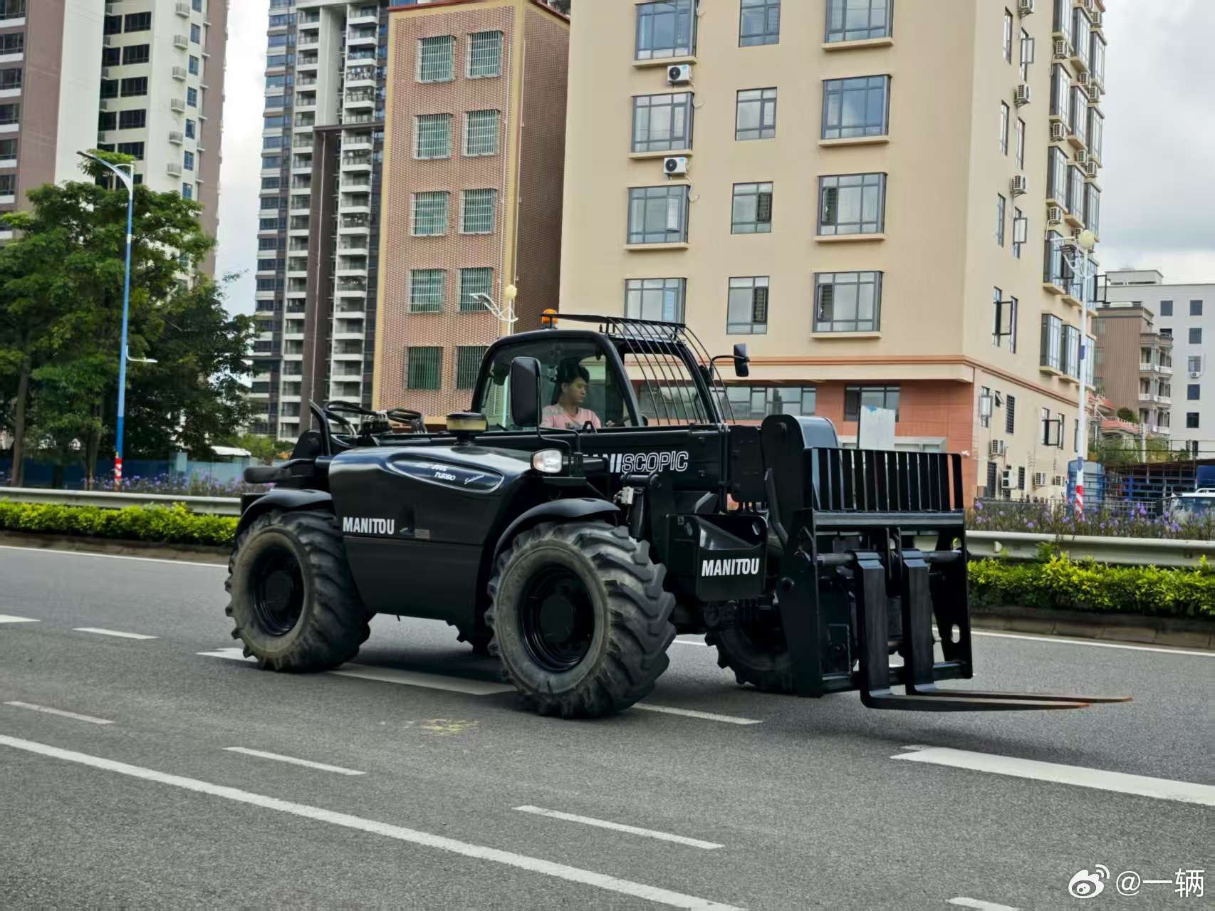 这么帅的叉车还真第一次见 ​​​