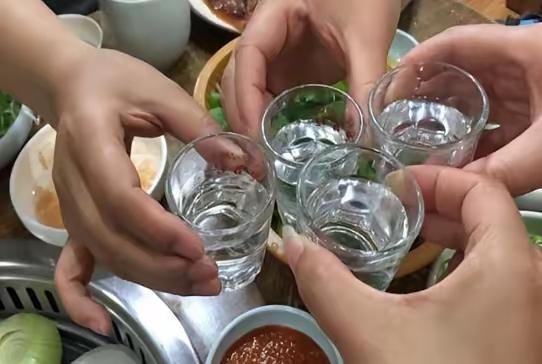 劝了，拦了，送回家了，人还是没了！58岁男子参加周岁宴，不听旁人劝阻，自己端起三