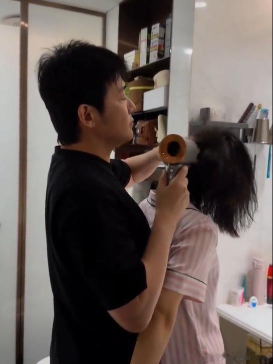 陆毅鲍蕾女儿偷拍父母恩爱日常：妈妈吹风机响3秒，爸爸就闪现帮吹头；陆毅曾自曝：鲍