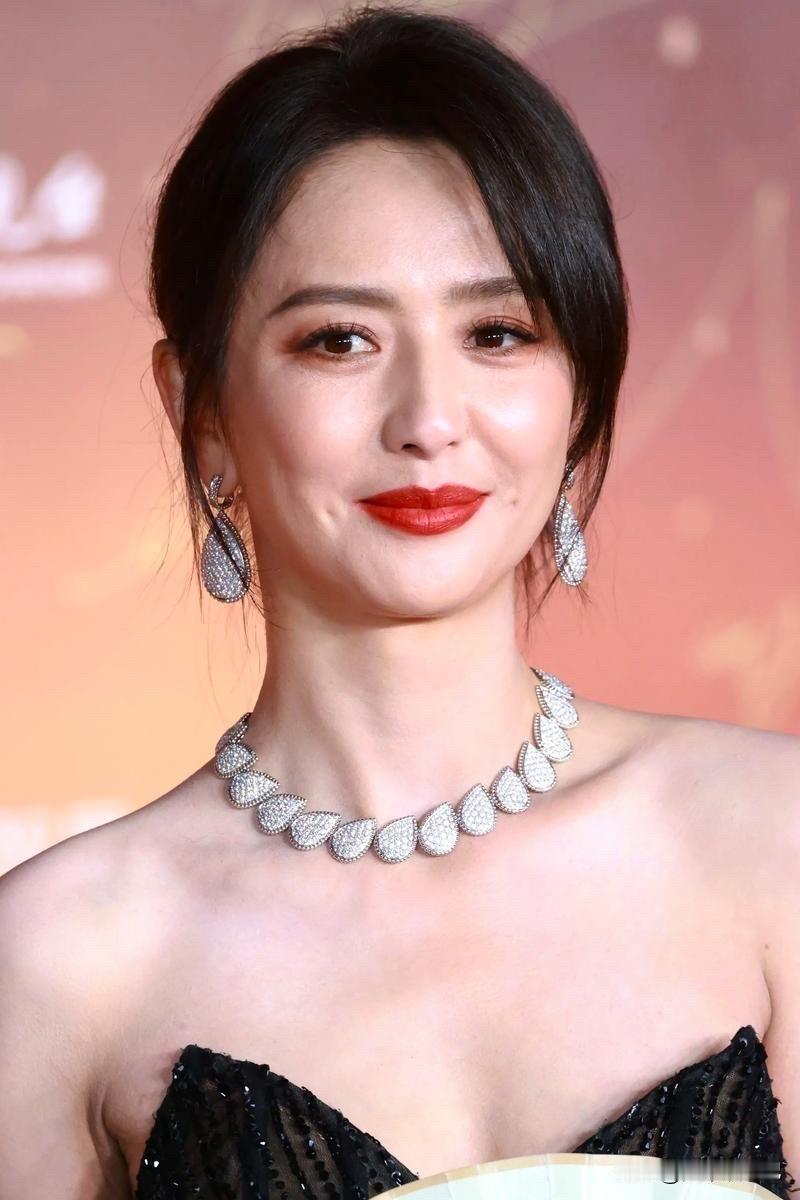 佟丽娅一身礼服，绝美神情，国色天香！