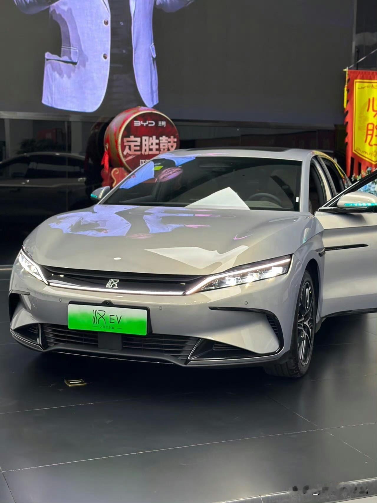 汉DM-i长续航版纯电续航能干到245公里，基本实现“通勤零油耗”。车里特别安静