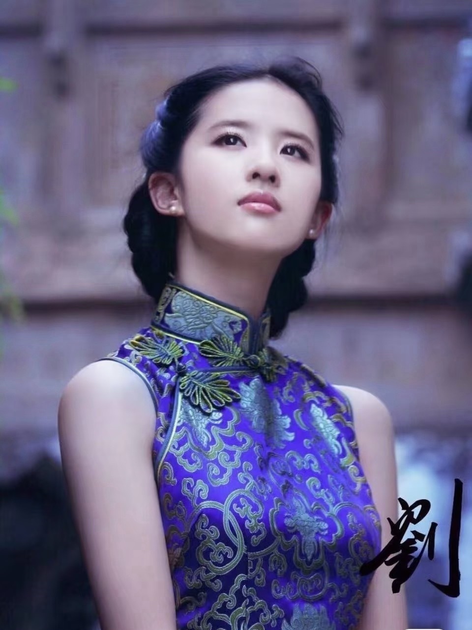 好久没看到我菲这个盘发了，今天宝格丽有吴中宣传片和金莲花那会的感觉了