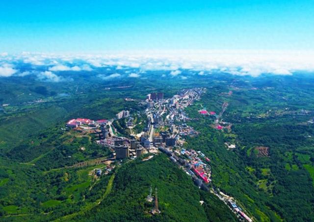 忆江南：故乡山城四季赞

    一
    山城好，最好抱春阳。
   日暖林