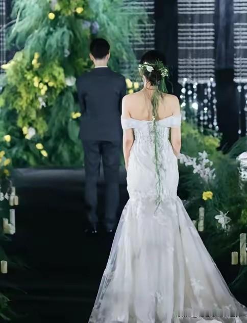 大喜之日迎亲队伍到门口，新郎当众摔碎捧花，当场叫停婚礼。
 
长沙一场筹备许久的