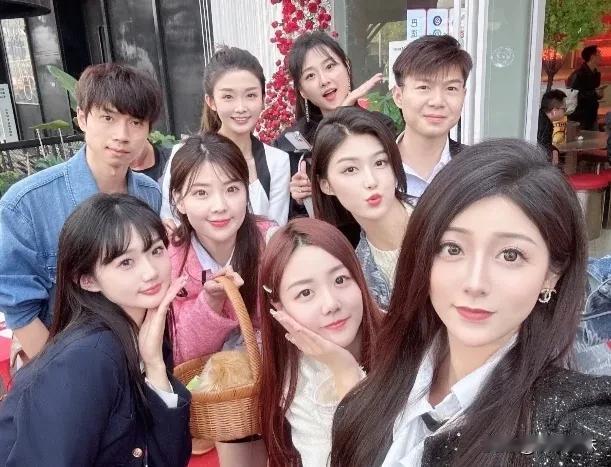 亿万身价的网红贵公子“斌少”，集陈世美之俊朗、唐伯虎之才情于一身，被誉为当代韦小