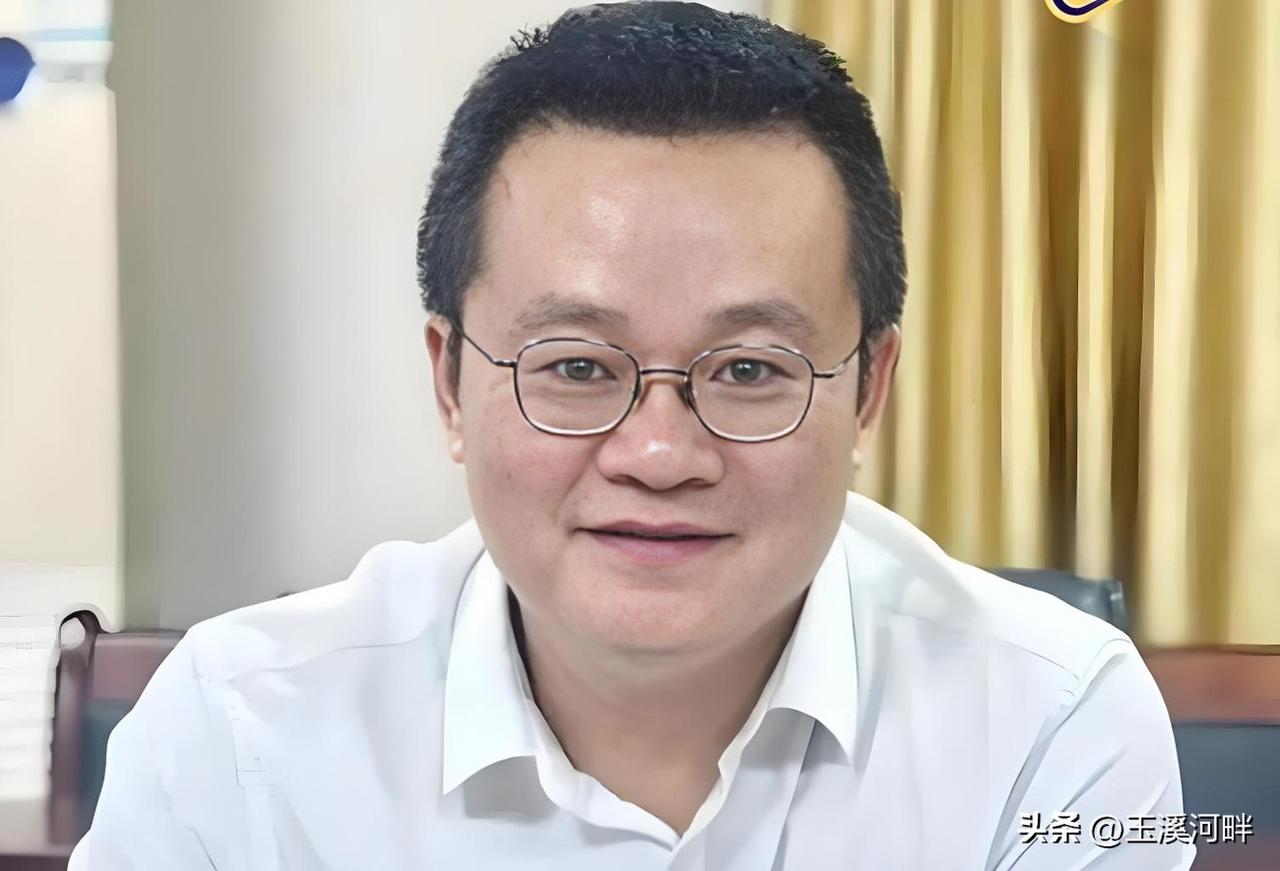我朋友是揭阳市的一个中学教师，听他说揭阳市教研室的一个负责人老杨下台了。在教研室