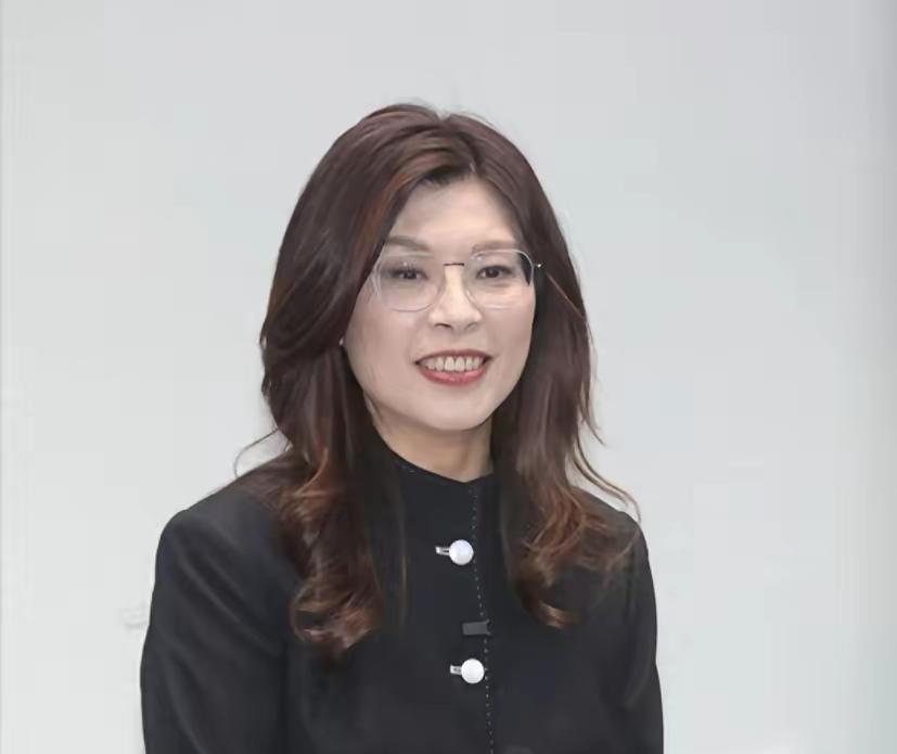其实，郑丽文去美国访问是背负巨大压力的，可她不得不这样做。

这种压力来自三个层