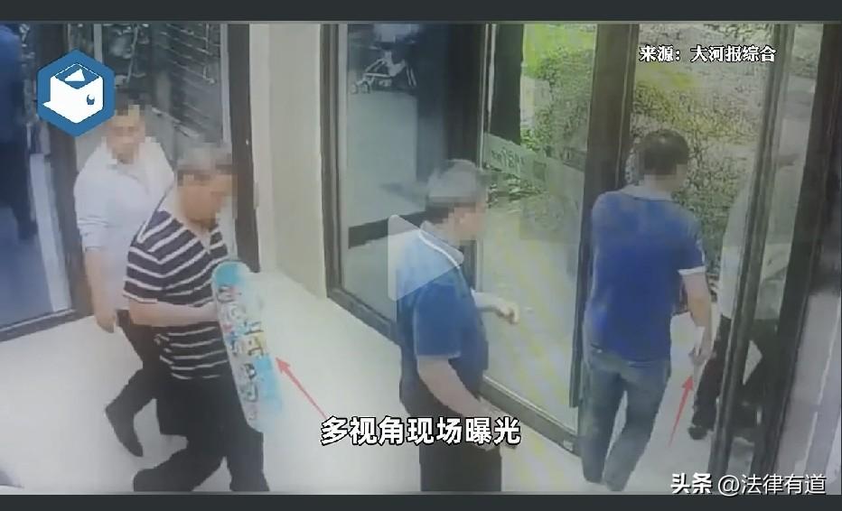 孩子抢玩具，妈妈一个电话叫来8个拿钢管的，把对方一家三口围殴了！结果：3人行拘，