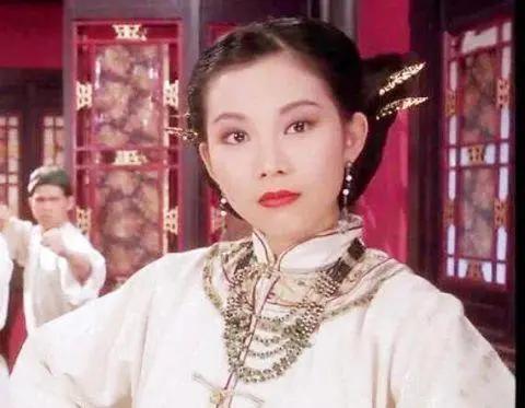 年轻时的蔡少芬是港圈甜媚带韧性的顶配美人，她完全颠覆了大家印象里的甄嬛皇后，搞笑
