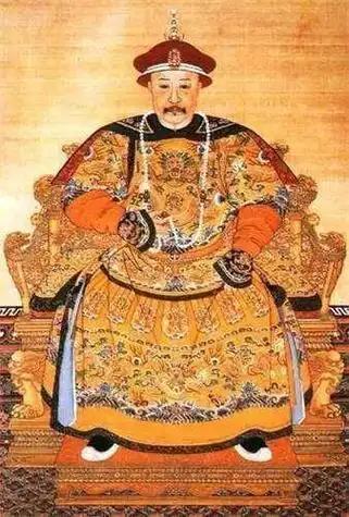 1725年，14岁的乾隆被安排第一个试婚宫女，侍寝后让他终生难忘。她身着薄纱衣裳
