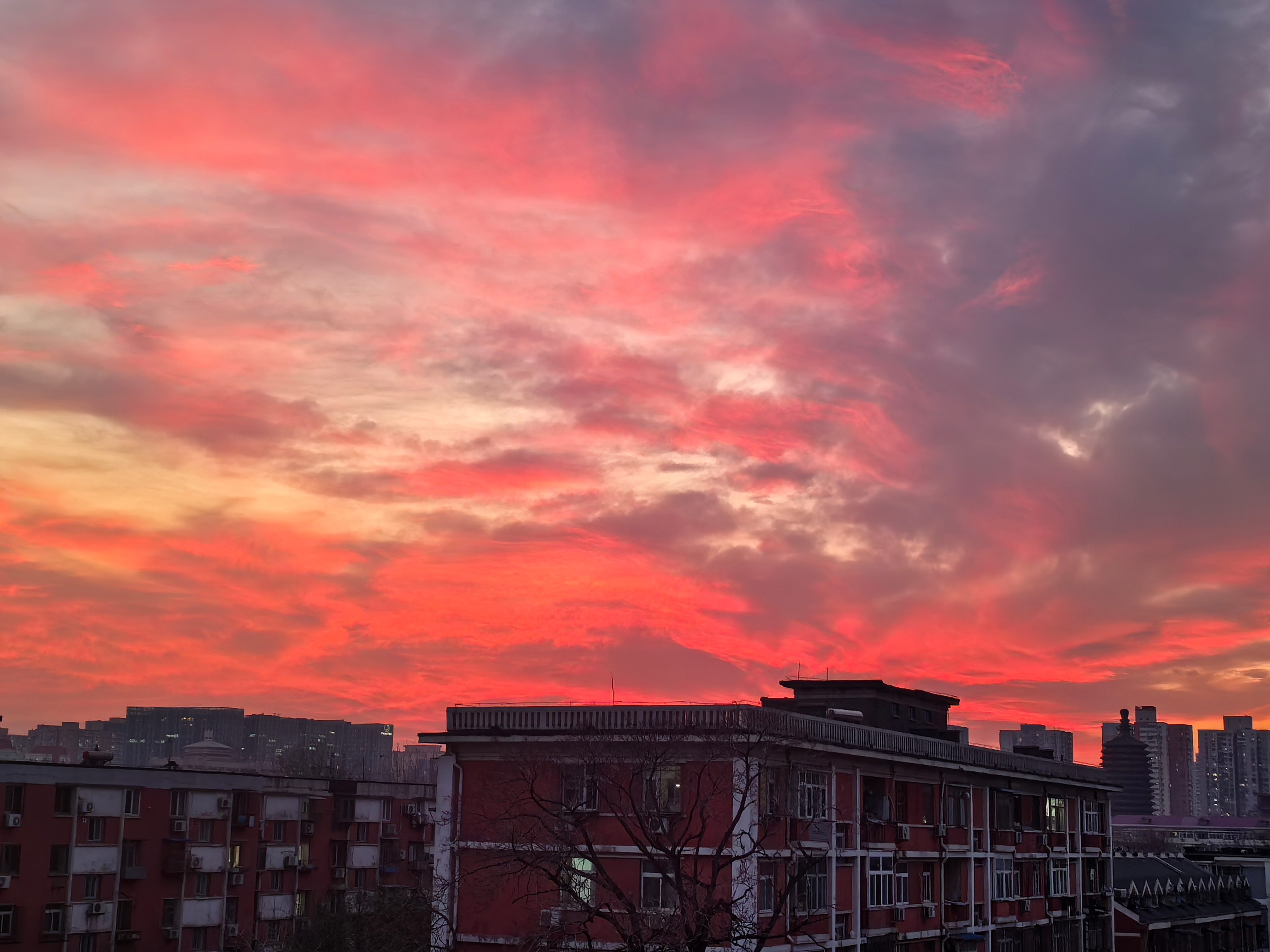 北京新一轮冷空气又要发货了 莫道桑榆晚，为霞尚满天。明天又是大降温，出门要添衣！