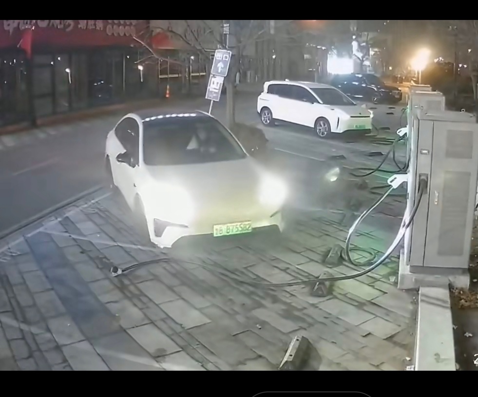 女子充完电扔充电枪开车碾压确实一气呵成，毫不拖泥带水，麻利的不像第一次这么干了…