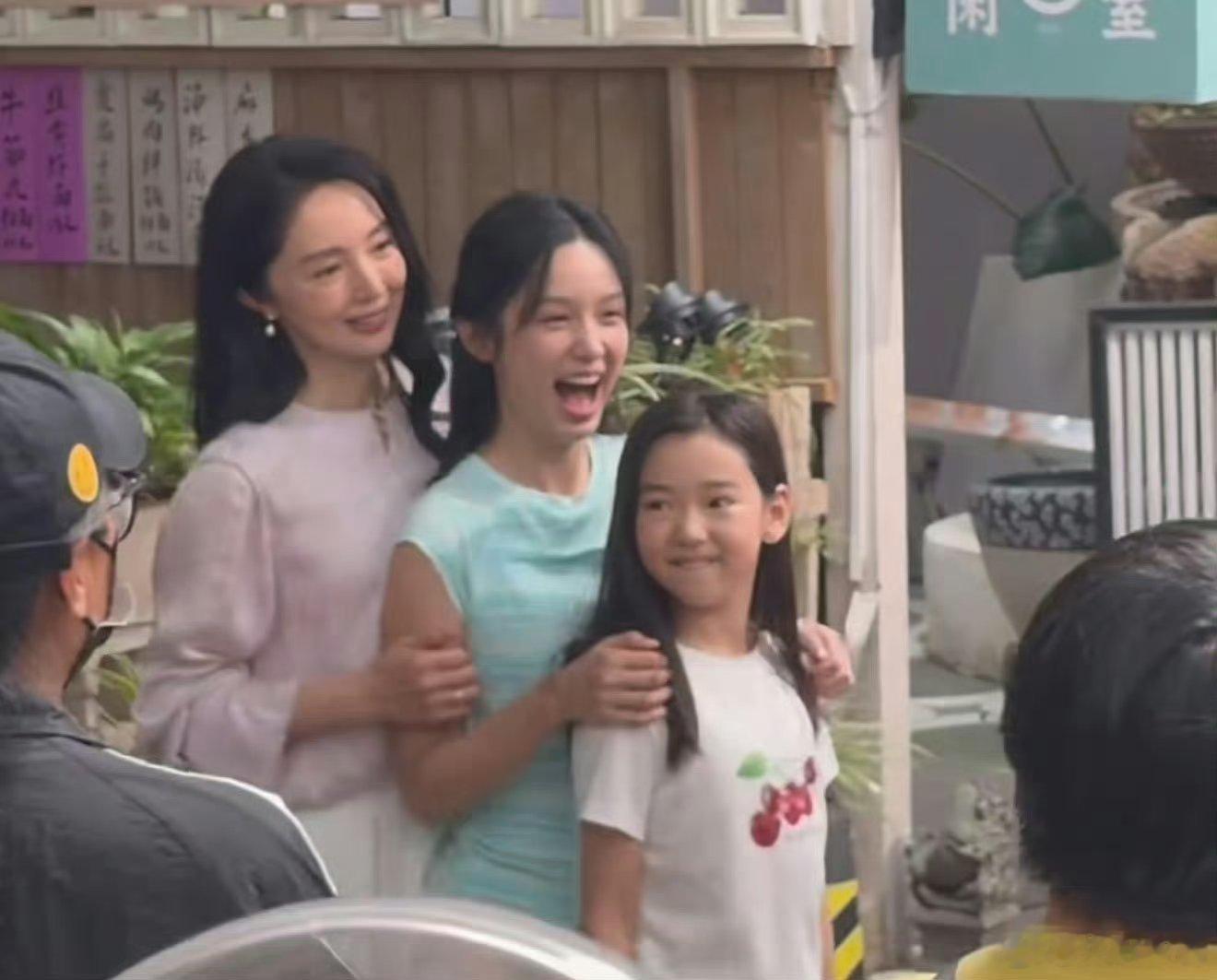 董璇也怀疑周也是自己女儿真的越看越像啊！ 