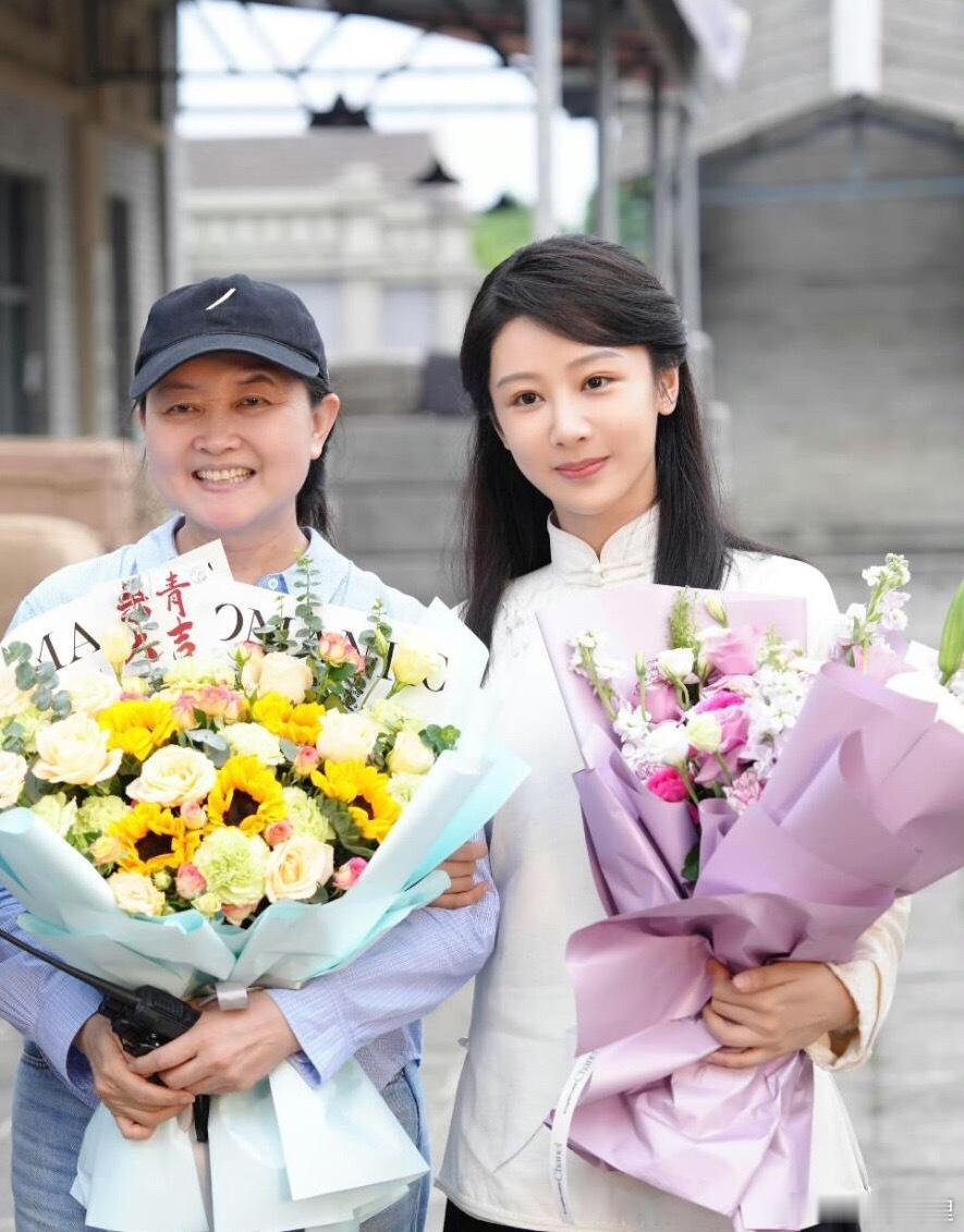 杨紫玉兰花开君再来杀青合照北京拍完杀青快乐杨紫继续忙起来 