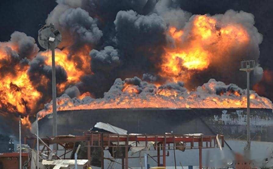 2025年年底的那两天，美国海军在加勒比海连续击沉了五艘船只，他们声称这些船是用